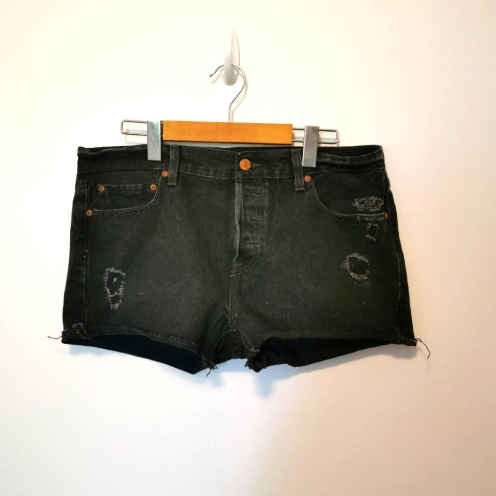 LEVIS | Black distressed denim Jean shorts Sz 29